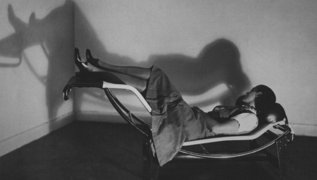 Charlotte Perriand dans la chaise LC4